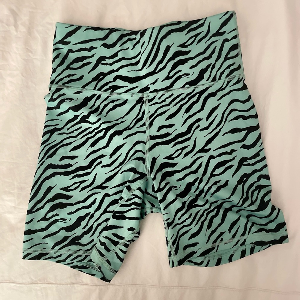 Fabletics biker shorts - blue zebra - size XS